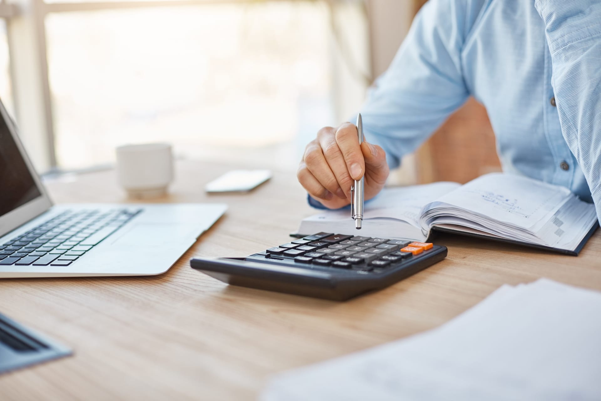 Comparing financial advisory approaches